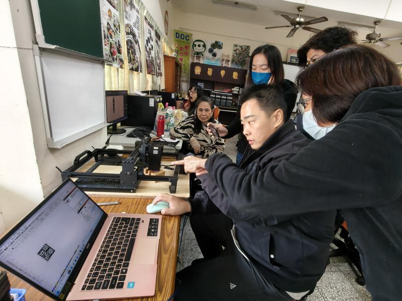 學員依序嘗試進行雕刻練習，從圖案定位到完成作品，逐步熟悉機器運作，體驗將設計轉化為實體作品的過程。