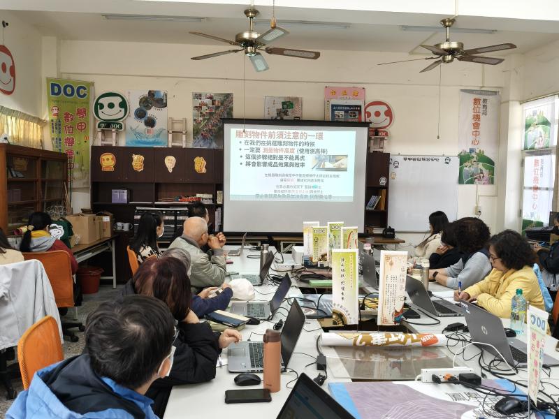 介紹雷雕機的基本構造與操作原理，並詳細說明使用設備時的安全注意事項，讓大家在實作前能建立正確觀念。