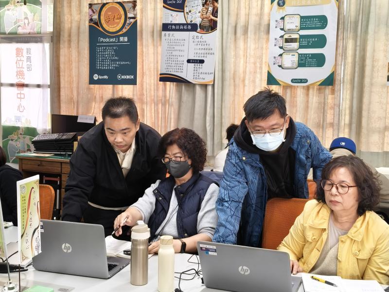 帶領學員認識雷雕機的操作介面與基本設定，包含圖檔匯入、雕刻範圍設定以及材料擺放方式，讓學員了解整個雷雕製作流程。