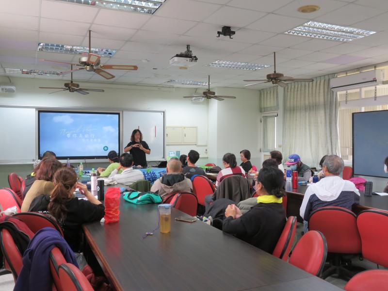 老師在介紹影音剪輯軟體的基本功能