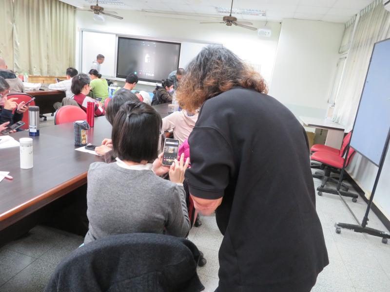 老師在指導學員