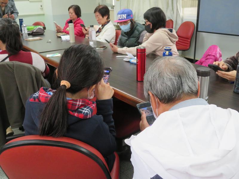 學員們練習編排影片