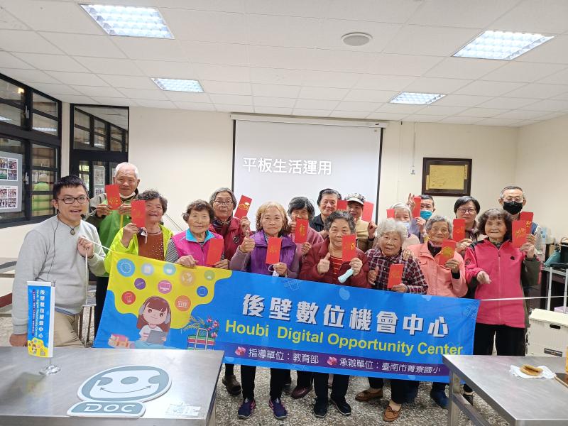 學員們開心的拿著自己的作品一起大合照