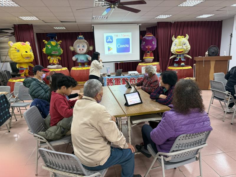 老師向社區學員介紹課程互動軟體介紹。