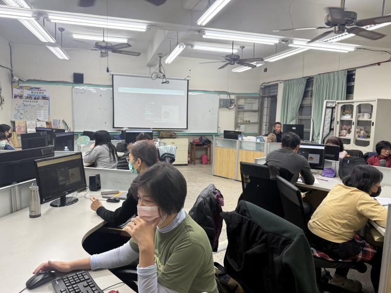 學員認真學習老師所教的技巧。