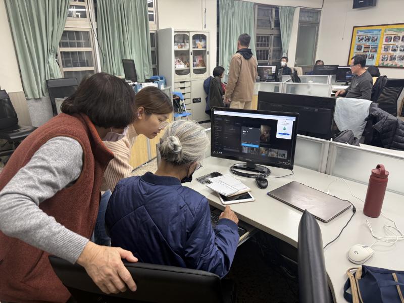 學員互相幫忙協助跟不上的同學