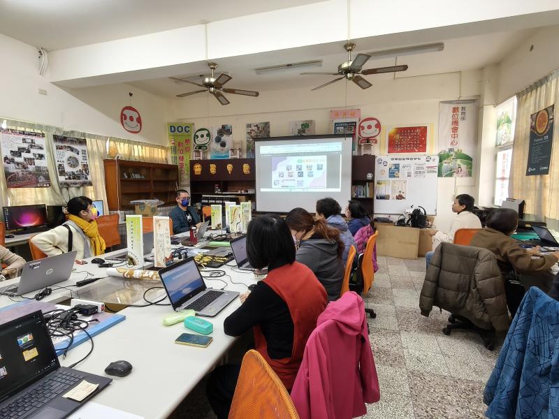 老師先向學員介紹動態貼圖的概念與應用,並說明常見的使用平台與格式規格,讓學員了解製作貼圖的基本流程與方向。