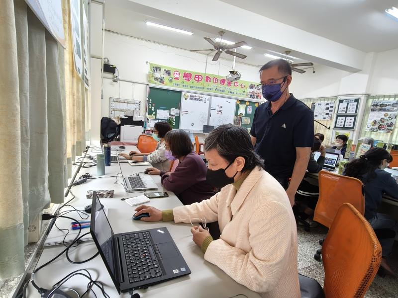 說明動態效果的設計方式，運用AI讓原本靜態的貼圖增加表情與動作，提升整體趣味性。