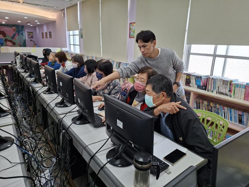 在製作圖文的課程中，老師細心的到每位學員的身邊回答問題，協助如何操作。