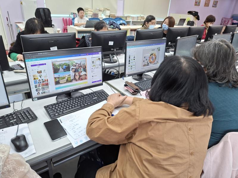 大家都很認真的互相討論彼此的作品，很熱烈喔！