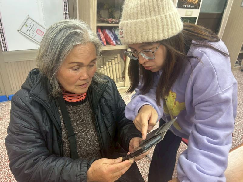 大哥大姐們也表示很期待DOC能在部落開設這樣實用又貼心的課程，也謝謝老師的耐心教導。讓部落社區的長輩可以持續學習，不被時代淘汰，也能活得更健康、更樂活.