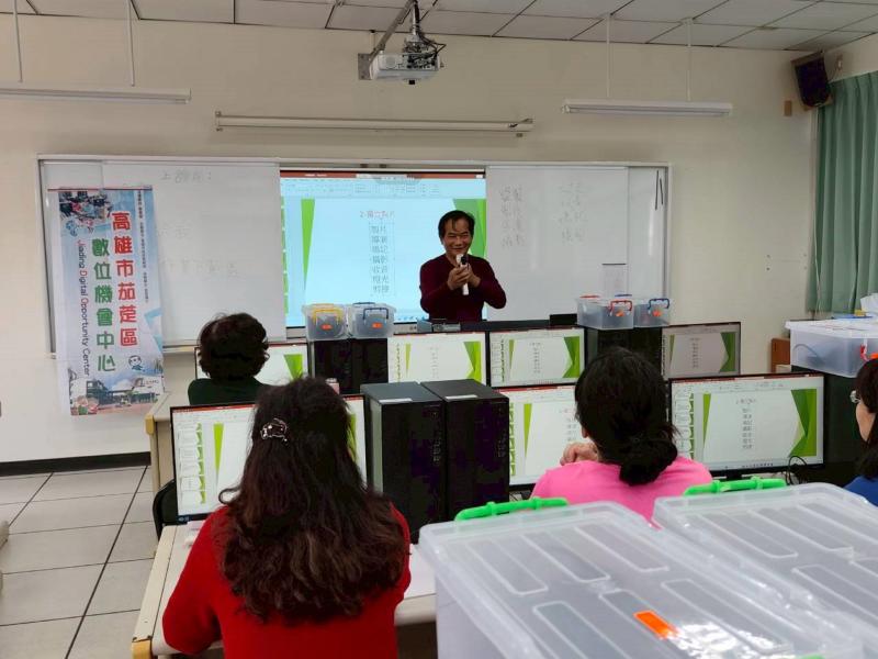 講師說明主題構想基本蓋念,指導學員如何撰寫指令並生成故事大綱