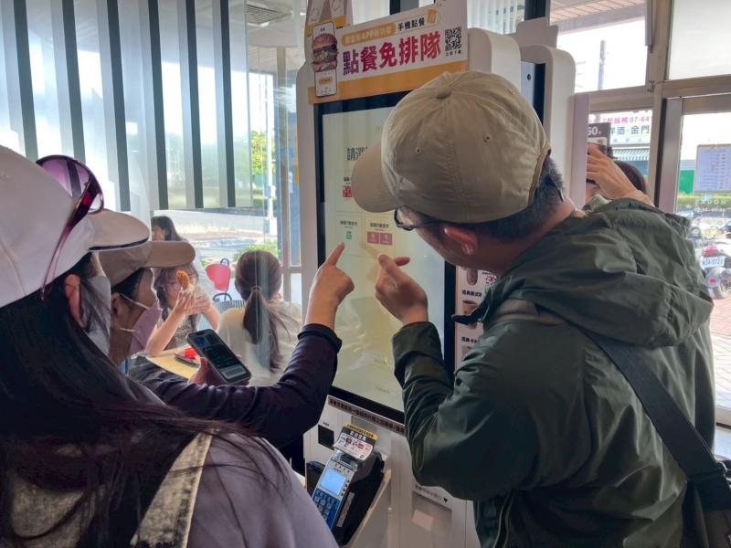 認識不同的支付方式，課程也帶著學員實際操作，從開啟付款畫面、確認交易成功，到查看交易紀錄與消費金額，讓大家知道每一筆消費都可以清楚查詢，比使用現金更容易管理支出。