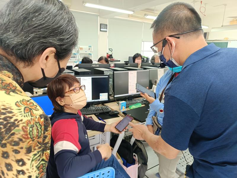 老師指導學員使用手機備份的方式