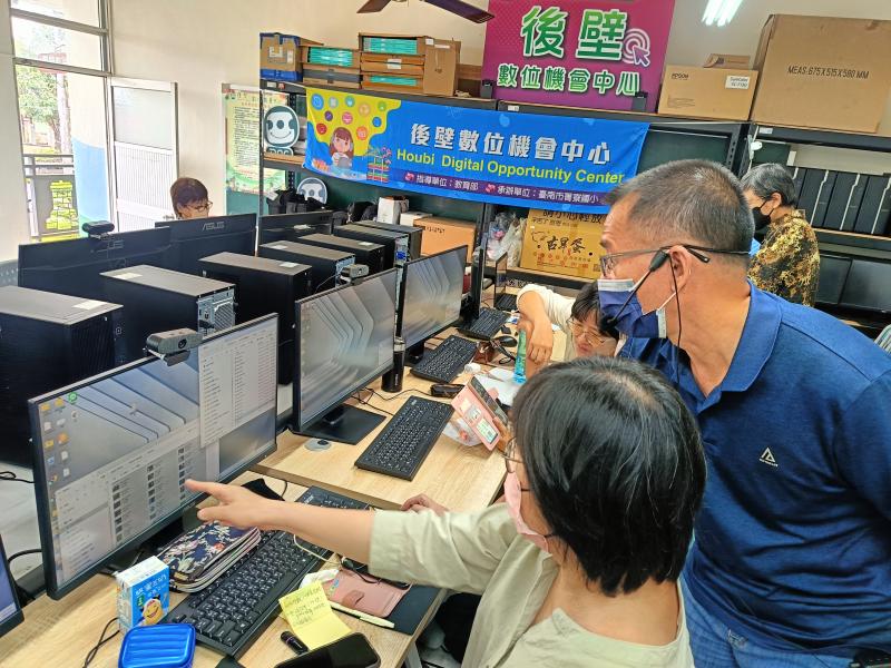 老師個別講解，學員認真聽課