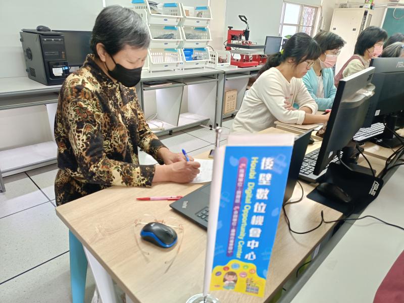 認真的學員勤寫筆記