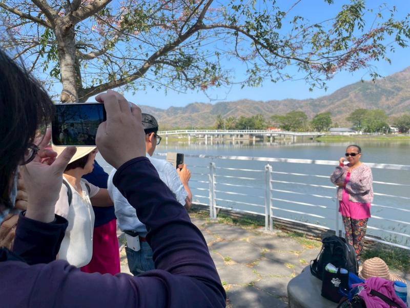 老師教導學員如何構圖,找角度,擺姿勢,拍出時尚大照。