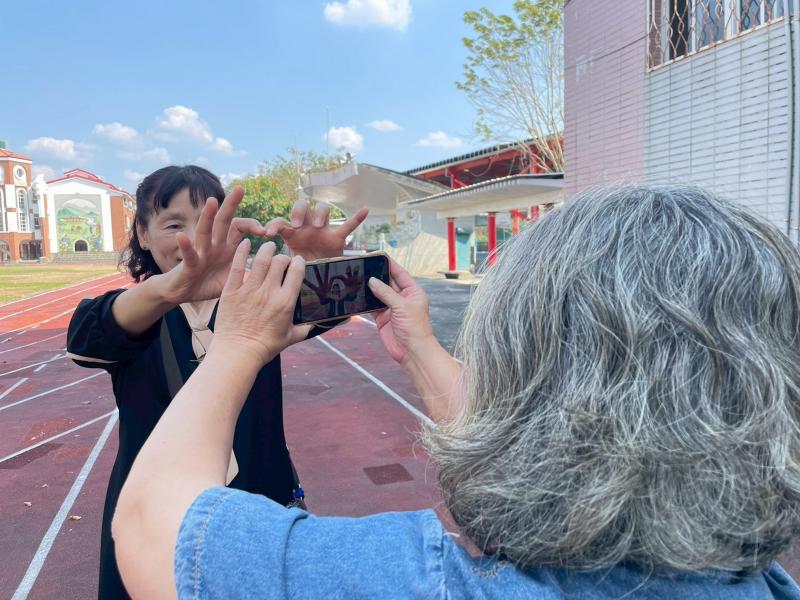 學員利用簡單的手勢來增加照片的趣味性，讓傳統的攝影課變得生動活潑，也拉近了彼此的距離。