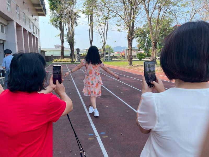 學員學習使用手機錄製「慢動作影片」，捕捉人物動作的細微變化。