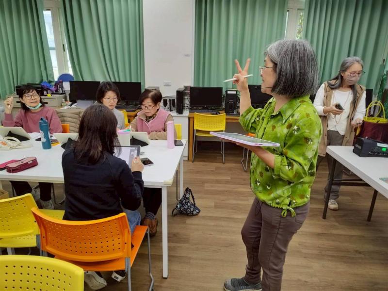 講師會用平易近人的用語，拉近與學員彼此間的距離。