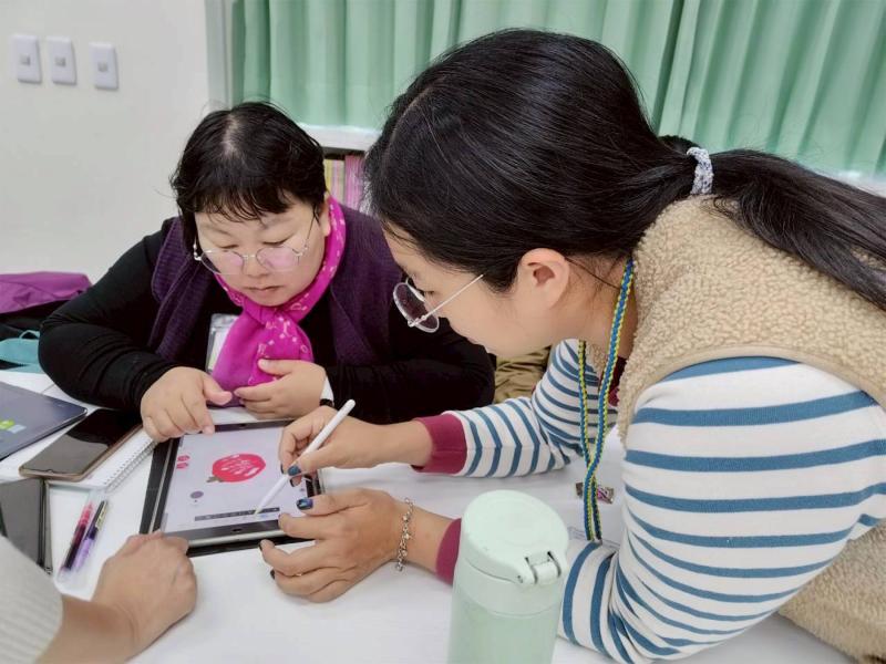 學員們在創作期間也會一起討論、一起腦力激盪。