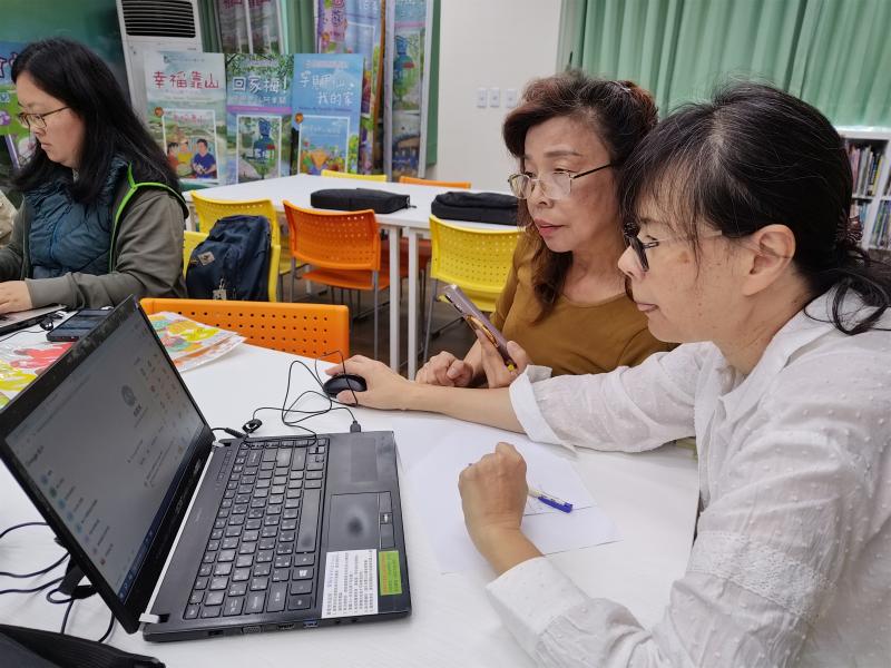 學員即使遇到困難，我們的數位小助手也能隨時協助喔!