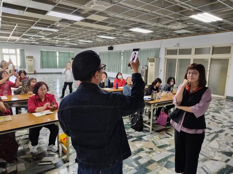 講師示範如何運用角度拍攝人物，也增加與學員的互動性。