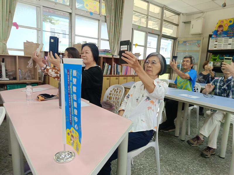 學員用手機自拍美照