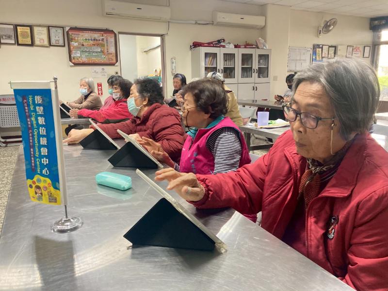 後壁DOC學員年紀雖大但對於平板學習一點都不害怕，學習力和專注力都值得敬佩。