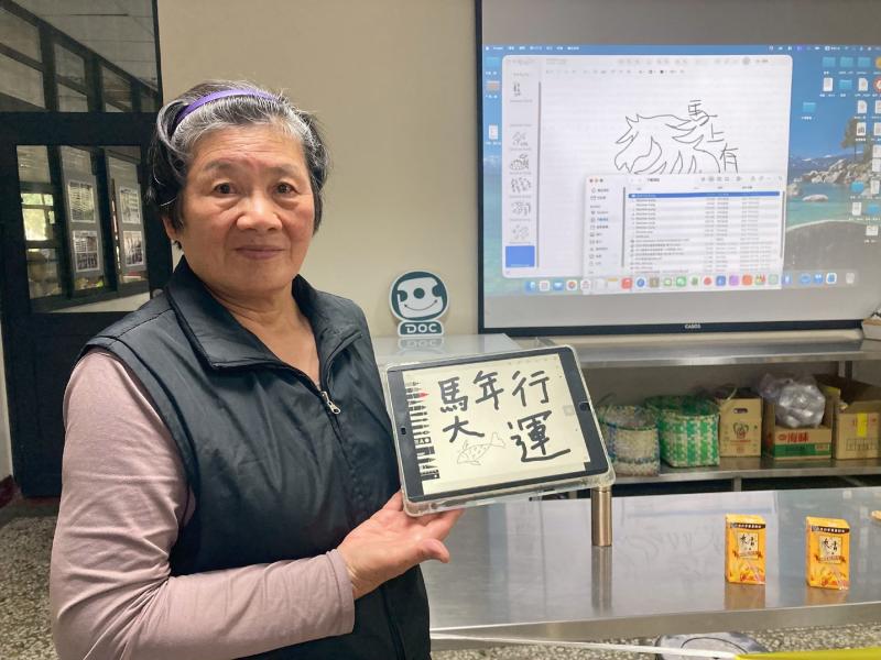 老師講解時學員們很認真