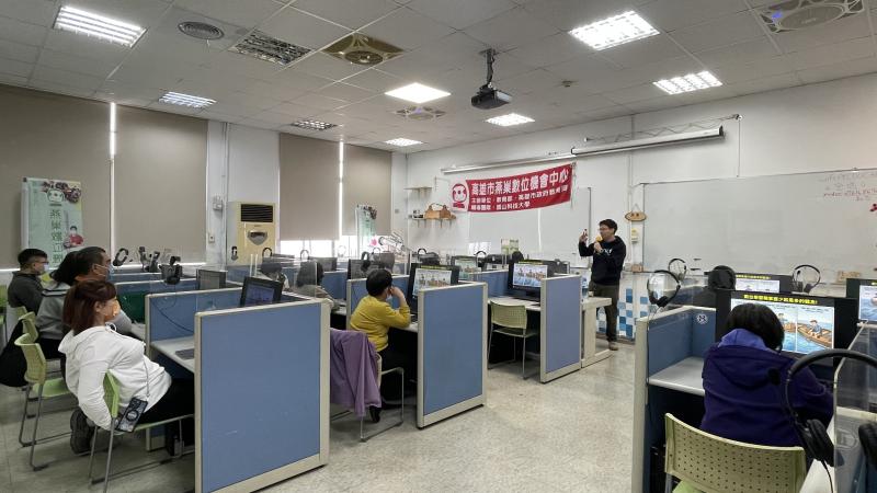 老師認真的引導學員進入平板繪畫的繽紛世界，每個眼神都充滿對藝術的熱愛