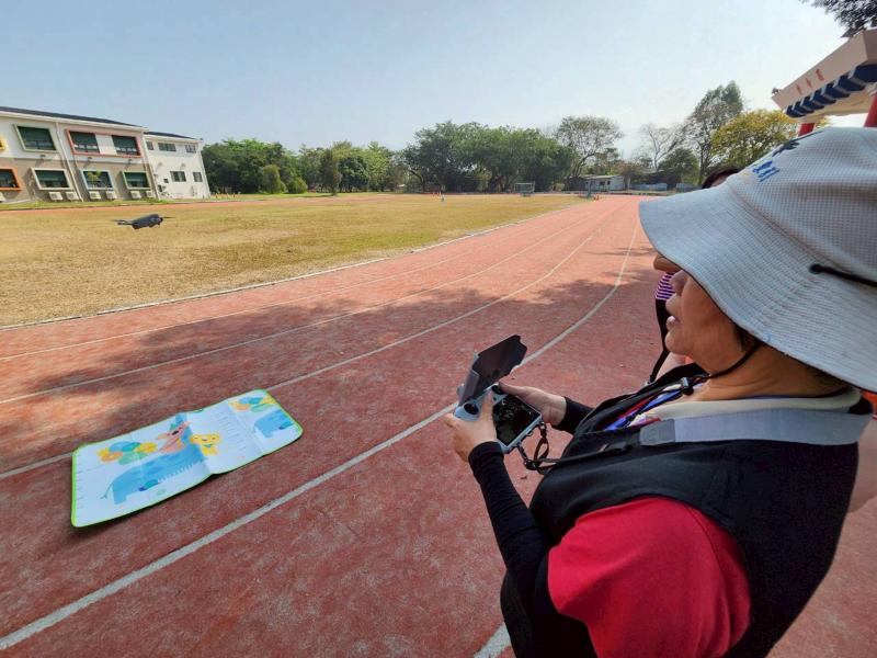 學員玉梅姐分享：非常喜歡數位中心課程。雖然一開始緊張，但在老師耐心指導下，很快就上手基本操作。  她也分享，空拍機操作敏感，初學者需輕推搖桿、慢慢適應，避免過度用力造成失控。  完成訓練後，她感到非常有成就感，也很開心能透過課程，用空拍記錄