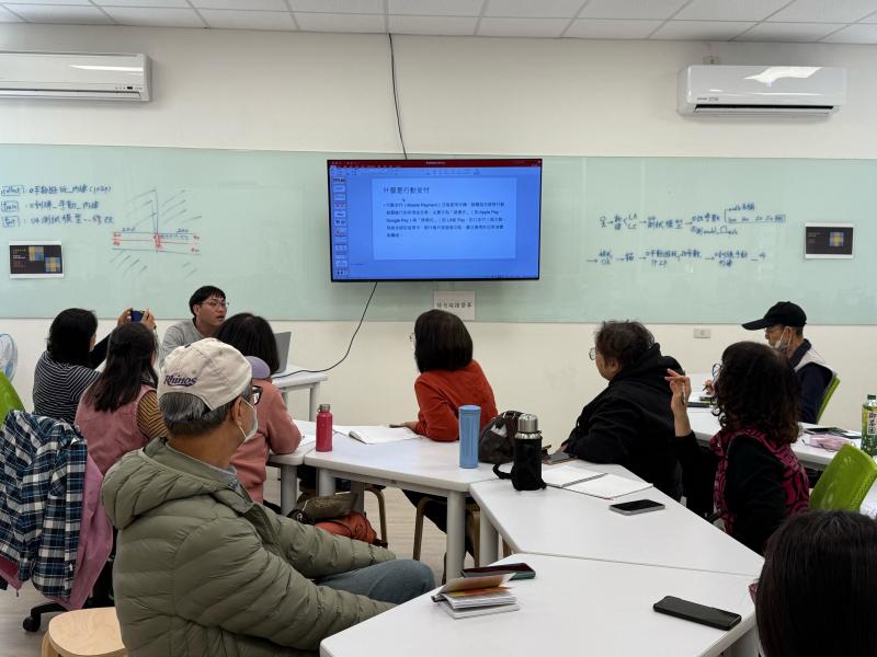 老師向學員說明何謂第三方支付、行動支付及電子支付
