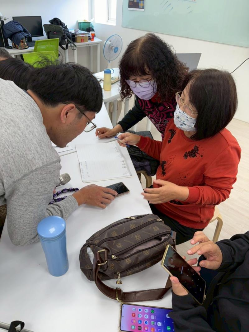 老師耐心指導學員完成信用卡綁定台灣Pay的操作