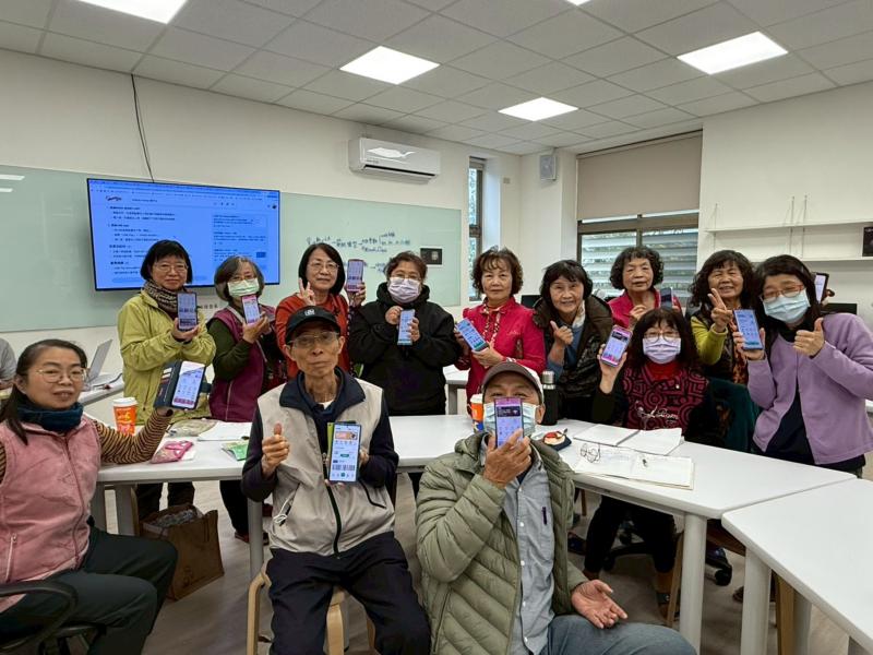 學員經過重重關卡終於完成信用卡綁定台灣Pay的操作，以後去市場或超商不用再翻零錢，真的方便很多。