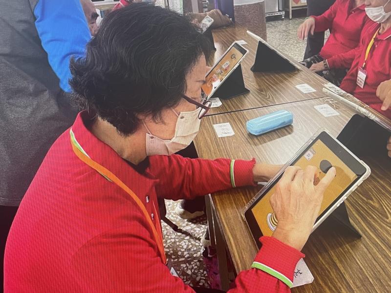 沉浸遊戲，長輩們樂在其中，反應更敏捷，指尖的躍動讓生活充滿活力。