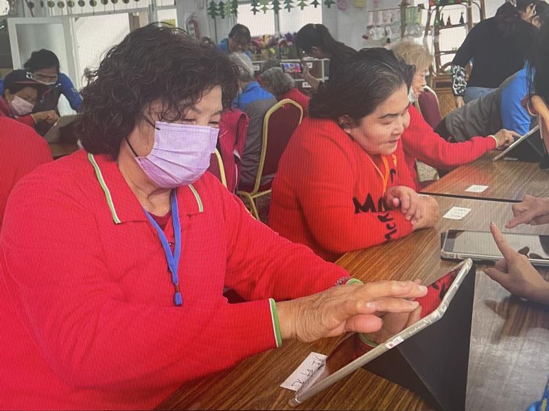 在歡聲笑語中，長輩們開心玩遊戲，互相比賽，手指舞動，越玩越年輕，不再平板陌生。