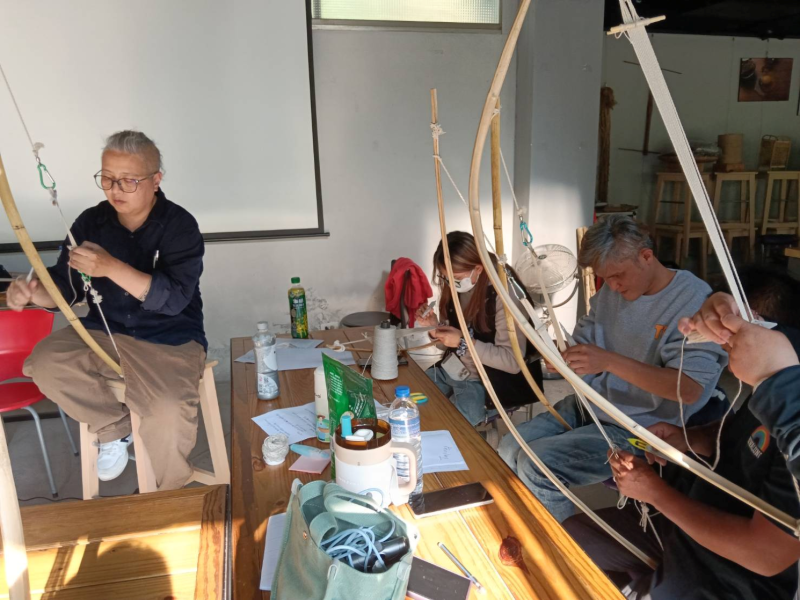 課程亦安排弓織實作體驗，讓學員親自動手操作，從中體會傳統工藝的細膩與耐心。雖然體驗時間稍顯不足，但也進一步激發學員的學習興趣，使大家對傳統文化產生更深層的理解與尊重。