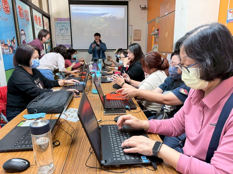 學員們專心在課堂中彼此交流、分享創意，操作筆電設計紅包袋款式。