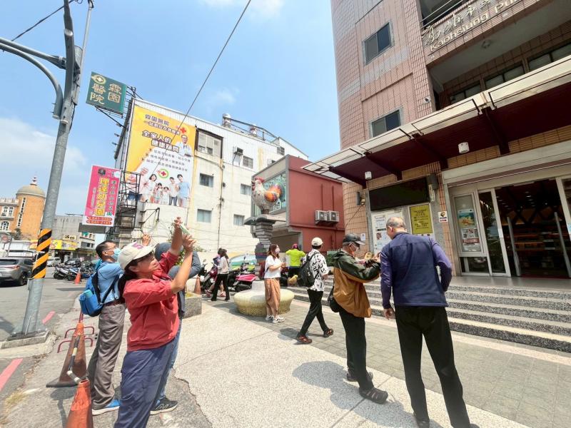 無論是磨損的階梯、斑駁的牆面，或是人與空間的互動，都是值得被記錄的畫面。