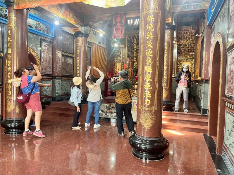 課程後段安排實地走訪林園老街進行拍攝練習。