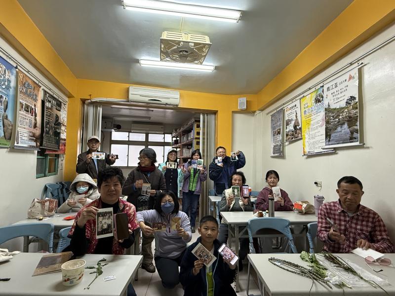 學員們手持修復後的相片和老舊相片一起合影