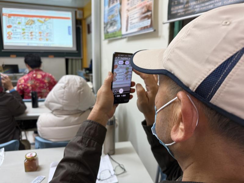 學員利用智慧鏡頭搜尋與翻譯功能應用