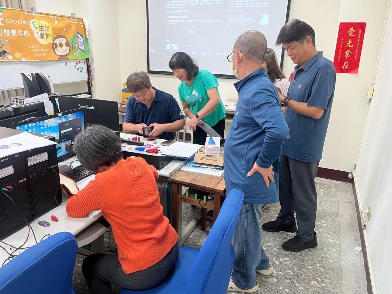 透過簡單操作即可瀏覽課程介紹、時間地點與活動照片,使用方便易上手。