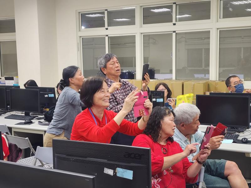 學員主動的協助還不會的其他學員