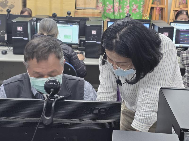 老師解決學員遇到的瓶頸。