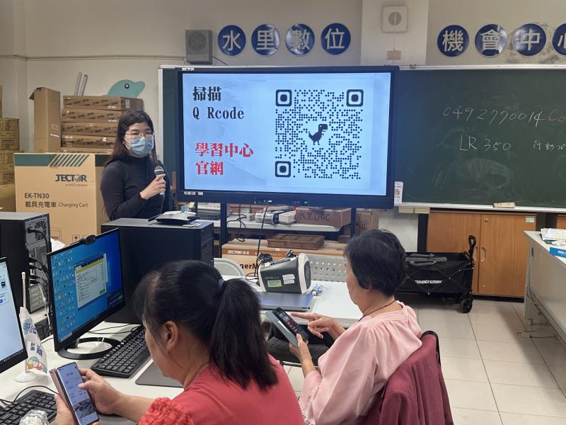 老師在課堂中請學員掃描QR_code學習中心官網畫面.