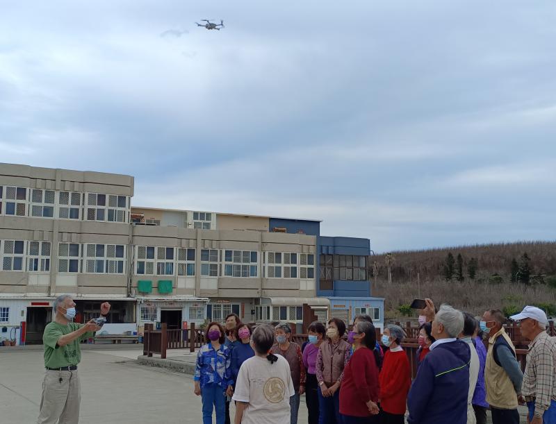 大家齊刷刷抬頭,看著家鄉變成了縮小模型。那一聲聲「哇」的驚嘆,是科技帶給長輩最純粹的快樂。