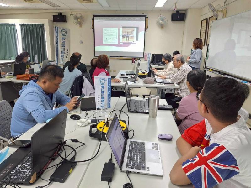 講師示範程式操作，引導學員們創意不設限。