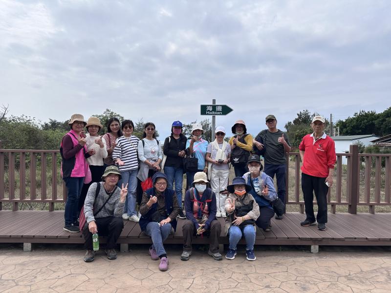 學員於海邊路牌下合照